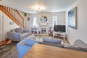 House | Living area | 32-inch flat-screen TV with digital channels, TV - Robins Den (Whitby)