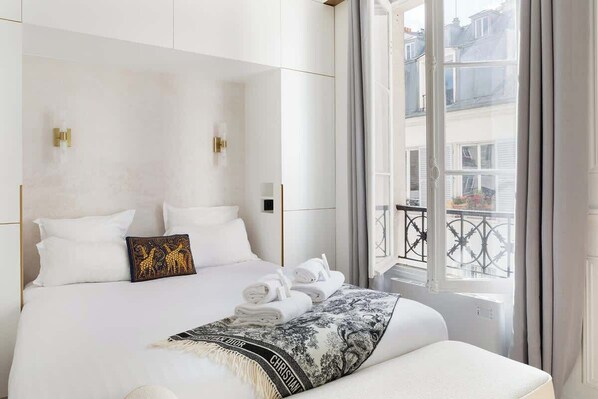 2 bedrooms, iron/ironing board, travel crib, WiFi - A Dazzling 2-BR apartment in Le Marais (Paris)