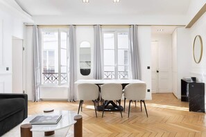 TV, offices - A Dazzling 2-BR apartment in Le Marais (Paris)