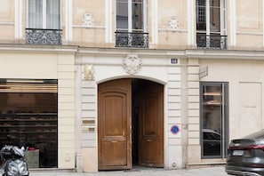 Exterior - A Dazzling 2-BR apartment in Le Marais (Paris)