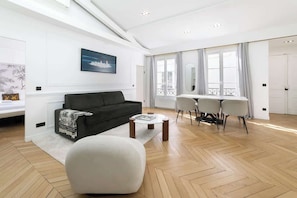 TV, offices - A Dazzling 2-BR apartment in Le Marais (Paris)