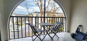 Dining - Cute top floor Condo in waterfront Resort (Marco Island)