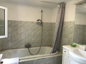 Badewanne, Haartrockner, Handtücher, Toilettenpapier