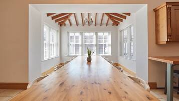 House | In-room dining