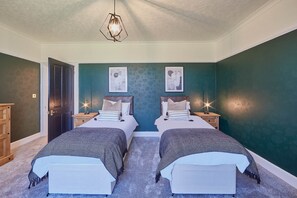 House | 7 bedrooms, individually decorated, individually furnished - The Farmhouse (Bridlington)