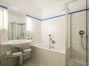 Dusche, kostenlose Toilettenartikel, Handtücher