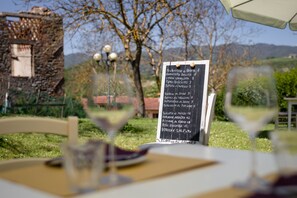 Outdoor dining - Apartment in agriturismo, with pool and tennis in Tuscan nature (vicchio)