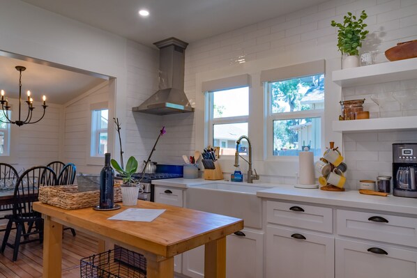 Refrigerador, microondas, placa de cocina, cafetera/tetera