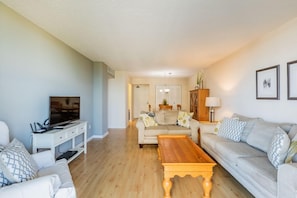 TV - Located in the desirable Marco Island community of South Seas (Marco Island)