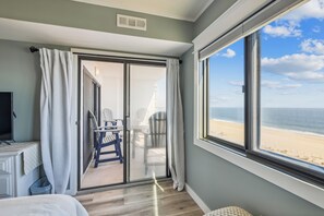 2 bedrooms, WiFi - XPLORIE ACTIVITIES & LINENS INCLUDED*! Beautiful 2BR + Enclosed Den Plaza condo! Direct Oceanfront! (Ocean City)