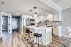 Microwave, dishwasher, coffee/tea maker, toaster - XPLORIE ACTIVITIES & LINENS INCLUDED*! Beautiful 2BR + Enclosed Den Plaza condo! Direct Oceanfront! (Ocean City)