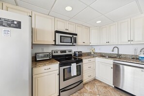 Microwave, dishwasher, coffee/tea maker, toaster - XPLORIE ACTIVITIES & LINENS INCLUDED*! This 2BR luxury Capri Townhouse has a spectacular view of the Ocean! (Ocean City)