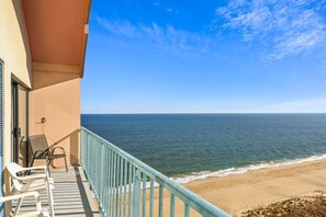 Property grounds - XPLORIE ACTIVITIES & LINENS INCLUDED*! This 2BR luxury Capri Townhouse has a spectacular view of the Ocean! (Ocean City)