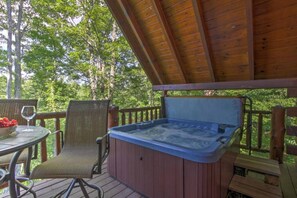 Outdoor dining - Majestic View Hideaway (Sevierville)