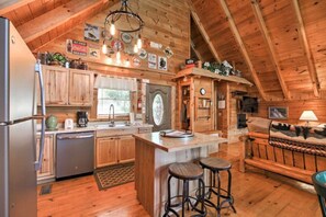 Private kitchen - Majestic View Hideaway (Sevierville)