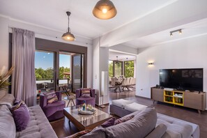 Älytelevisio, videopelikonsoli, DVD-soitin, pöytätennispöytä