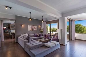 Älytelevisio, videopelikonsoli, DVD-soitin, pöytätennispöytä