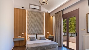 Une chambre moderne dotée d’un grand lit, de rangements intégrés, d’un balcon avec vue et d’un luminaire au plafond.