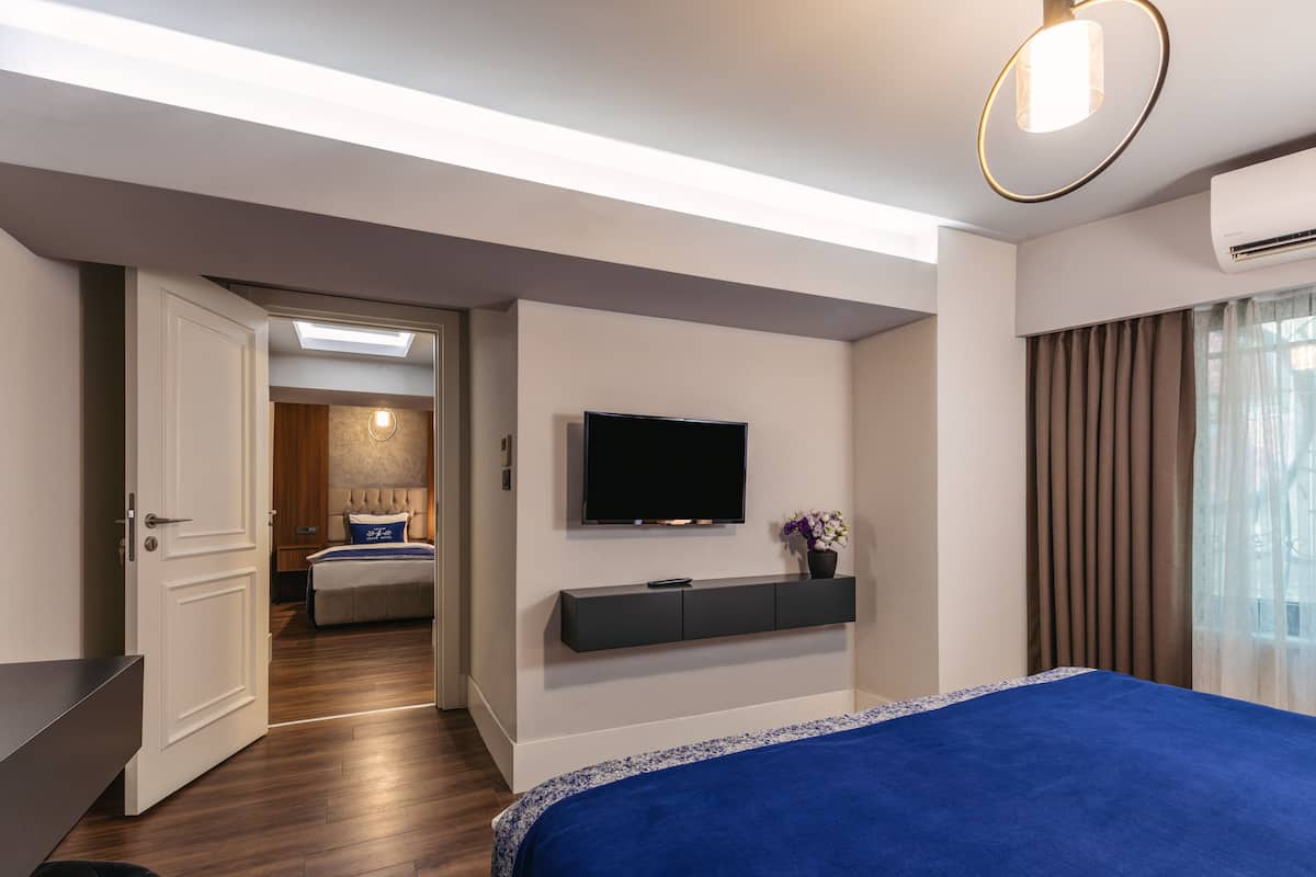 family room | 1 bedroom, egyptian cotton sheets, premium bedding, minibar