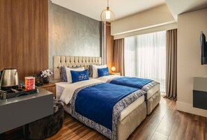 Habitación Deluxe | Sábanas de algodón egipcio, ropa de cama de alta calidad, minibar