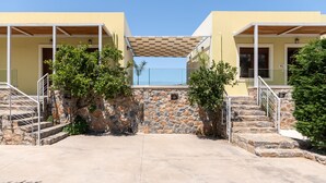Un edificio de dos alas, paredes de piedra y un patio central.