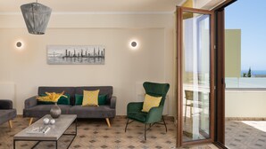 Una sala de estar con un sofá, una silla, una mesa de centro y un cuadro en la pared.
