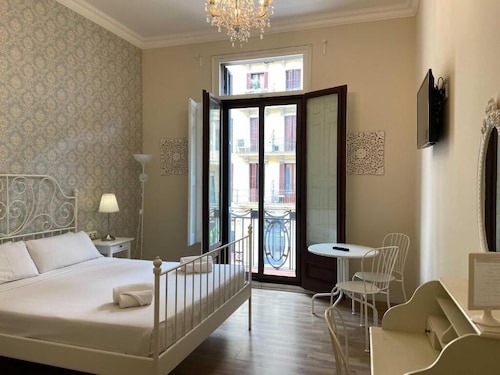 Hostal Lumine Suites by gaiarooms