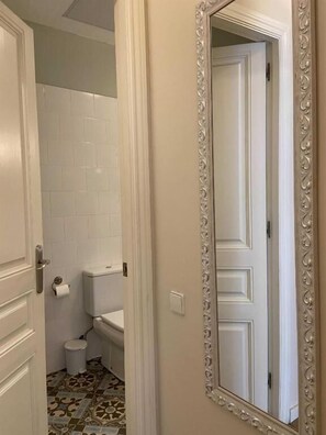 Doccia, set di cortesia gratuito, asciugacapelli, asciugamani