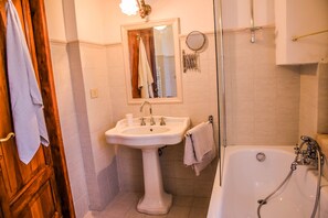 Duschwanne, Haartrockner, Handtücher, Toilettenpapier