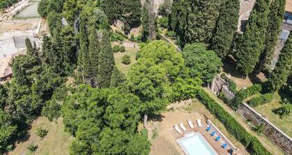 Renovated manor with private garden, private pool and air conditioning