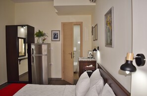 1 habitación, escritorio, tabla de planchar con plancha y wifi gratis 