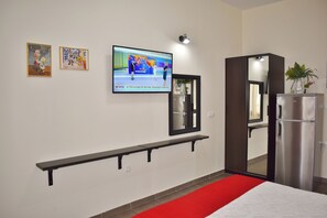 1 chambre, bureau, fer et planche à repasser, Wi-Fi gratuit