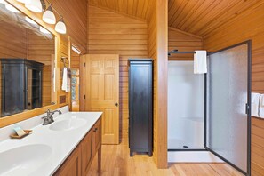 Combined shower/tub, hair dryer, towels