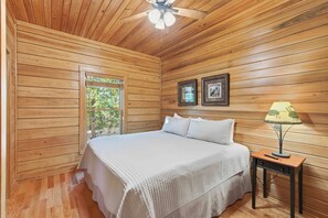 3 bedrooms, iron/ironing board, internet, bed sheets