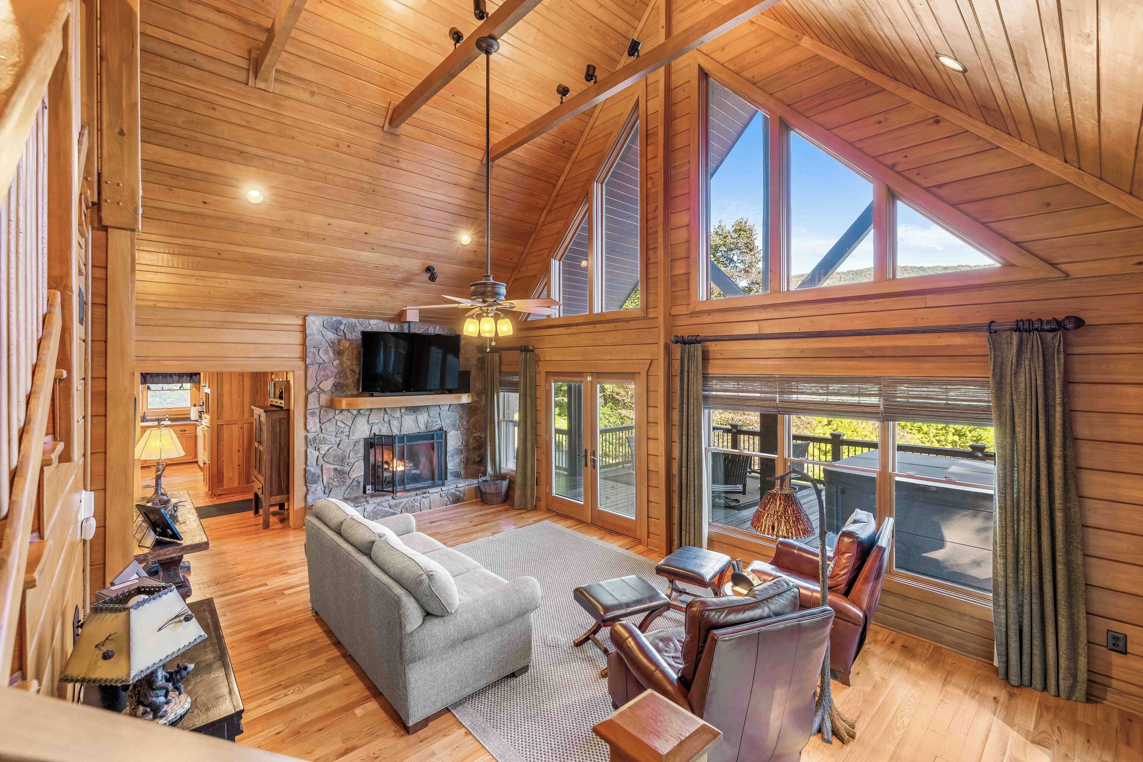 Smart-TV, Kamin, Bücher