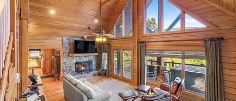 Smart-TV, Kamin, Bücher