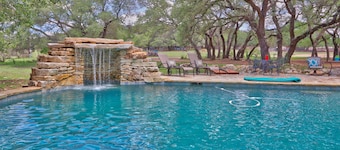 Serendipity Farmhouse - Rustic Charm with Swimming Pool Access
