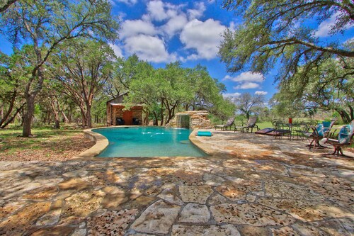 Serendipity Farmhouse - Rustic Charm with Swimming Pool Access