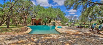 Serendipity Farmhouse - Rustic Charm with Swimming Pool Access