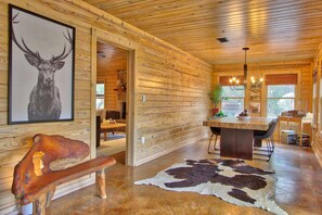 Dining - Fox Run Ridge!  Minutes from the Wimberley Square. (Wimberley)