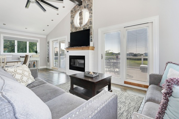 Smart TV, chimenea, oficina