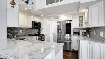 JÀÀkaappi, mikroaaltouuni, uuni, liesi