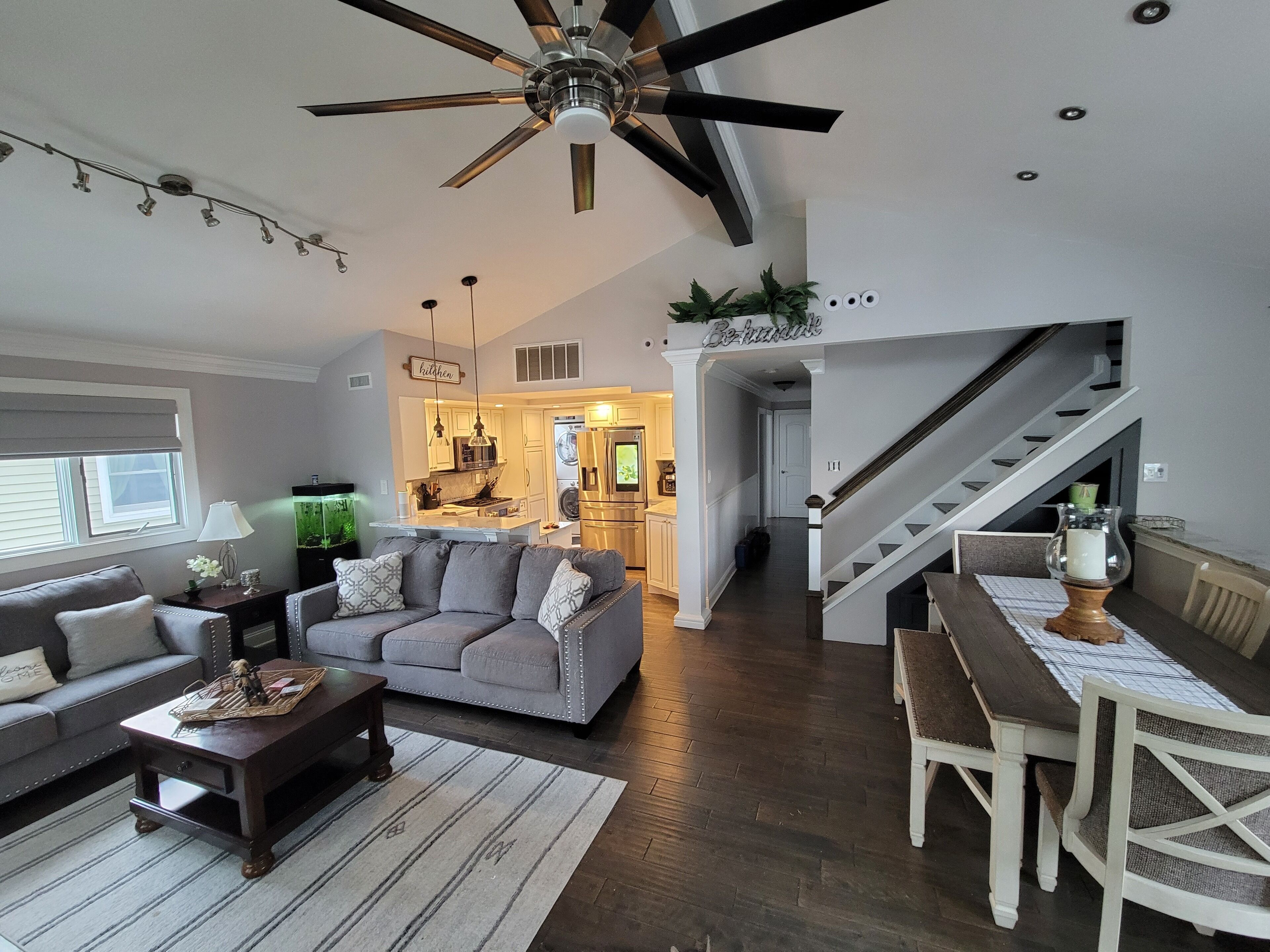 Sunset Oasis w/ HOT TUB!  Walk to beach, boat dock, shops & restaurants