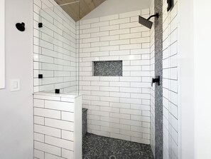 Combined shower/bathtub, jetted bath, hair dryer, towels