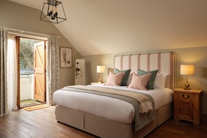 Premium bedding, individually decorated, individually furnished, desk