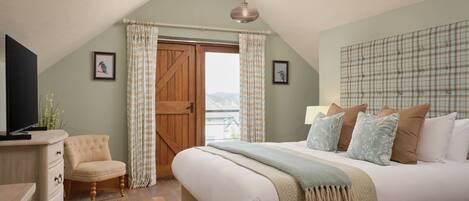 Premium bedding, individually decorated, individually furnished, desk