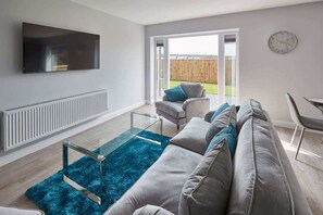 Televisión, libros y oficina 