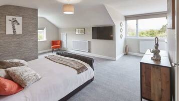 3 bedrooms, iron/ironing board, free WiFi, bed sheets