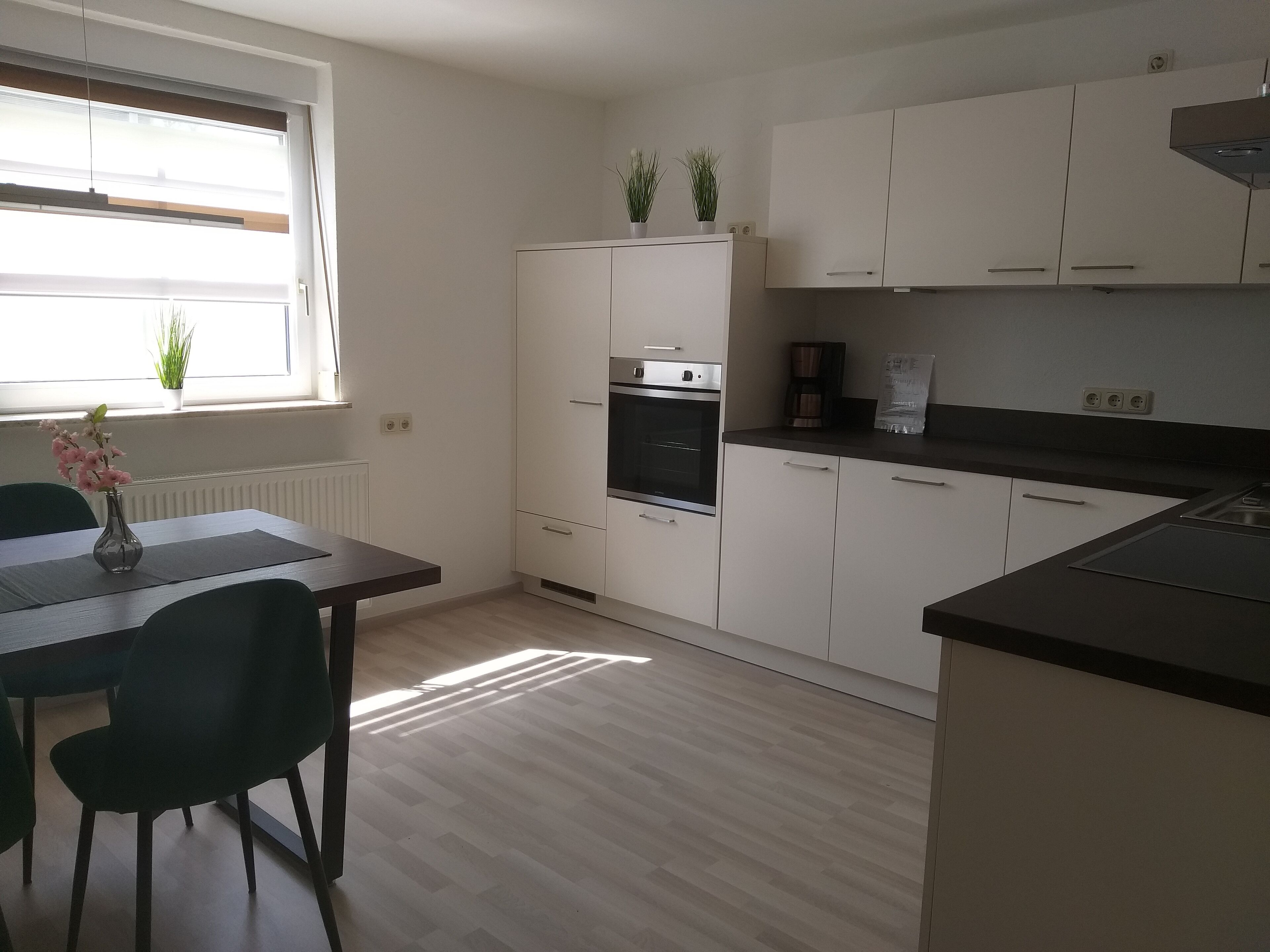 Wasserkocher mit Kaffee-/Teezubehör, Kühlschrank, Mikrowelle, Ofen