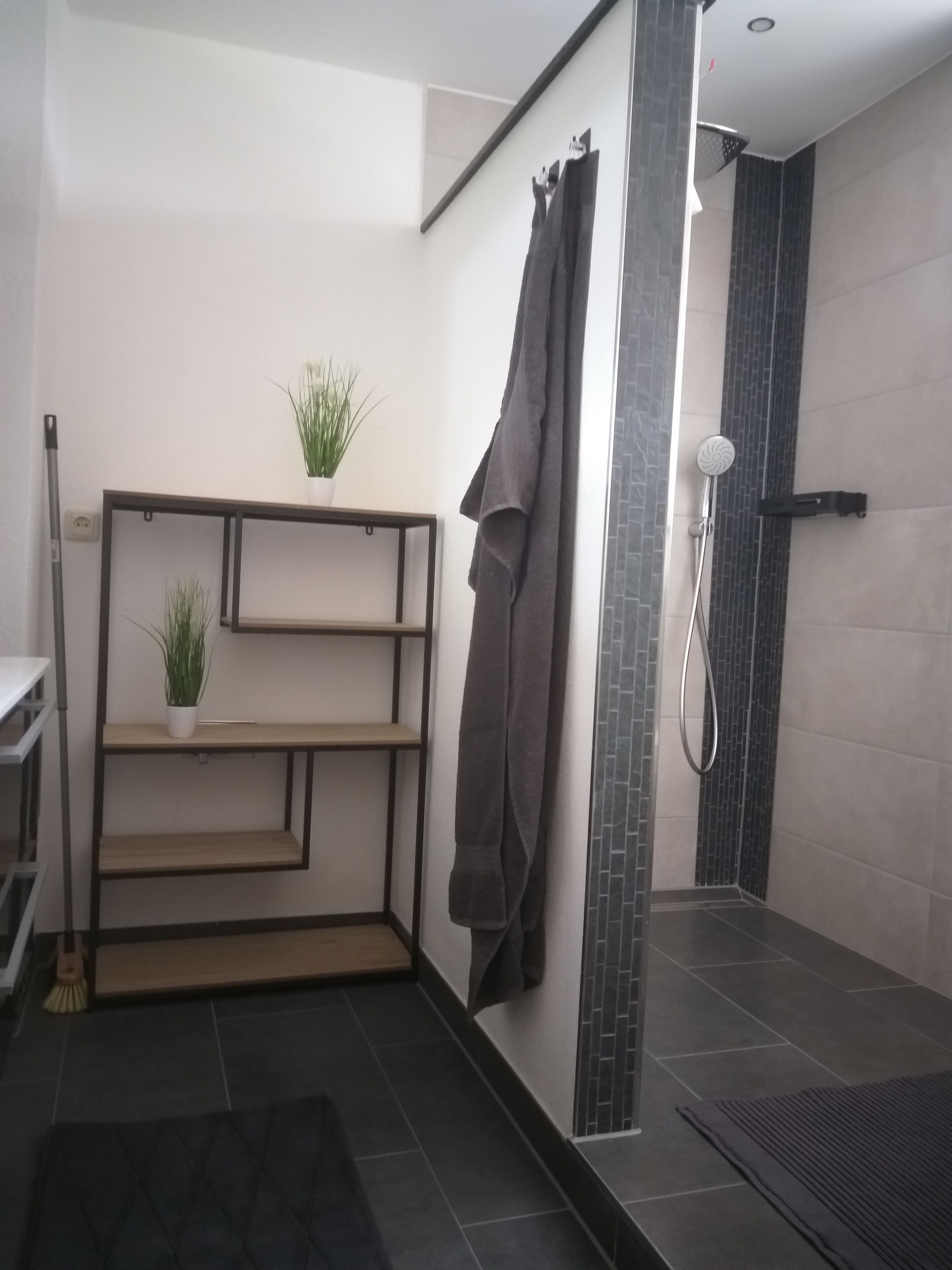 Dusche, Haartrockner, Handtücher, Toilettenpapier